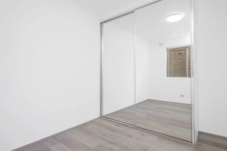 Conveniently Located & Refurbished Two Bedroom Apartment - Photo 2