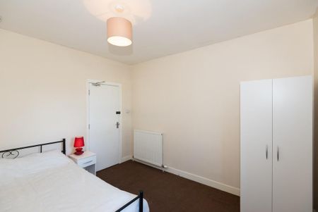 3 bedroom flat to rent - Photo 3