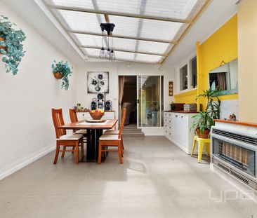 4 BEDROOM FAMILY HOME WITH MULTIPLE LIVING AREAS - Photo 6