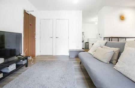 Studio Flat, St Pier Court, E13 - Photo 2