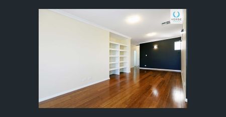 LIVING LARGE! - Photo 2