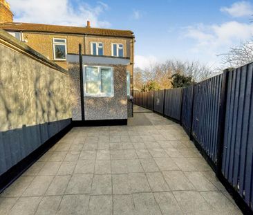 2 bedroom end of terrace house to rent - Photo 2