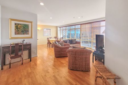 Spacious 3 bedroom 2 Bathroom apartment with amazing views and carpark . - Photo 3