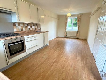4 bedroom detached house to rent - Photo 4