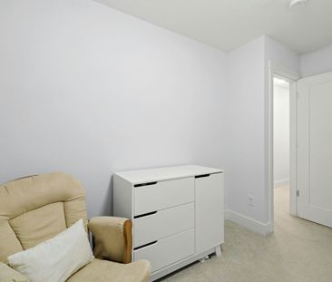 Beautiful 3 Bed and Den Corner Unit Townhouse in South Surrey - Photo 1