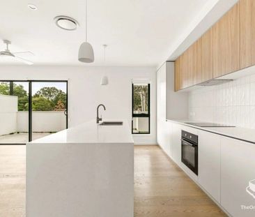 Luxury 4 Bedrooms Townhouse - Photo 5