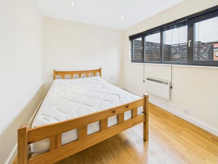 3 bedroom flat to rent - Photo 4