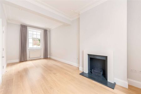 Beautifully finished throughout, this three bedroom townhouse is tucked away in a quiet Chelsea square. - Photo 2