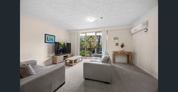 CONVENIENT LOCATION - METRES TO THE BEACH, G-LINK, CAFES, RESTAURANTS - FIRST CLASS FACILITIES - Photo 1