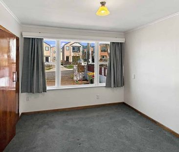 Charming family home in Mangere Bridge! - Photo 3