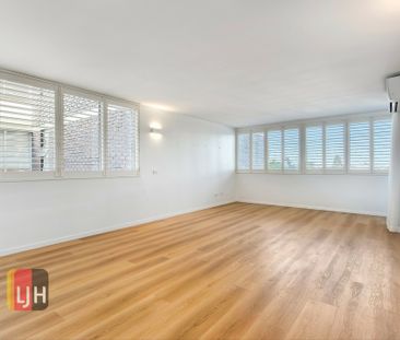 STYLISH 2 BEDROOM APARTMENT CLOSE TO SOUTH BANK - Photo 1