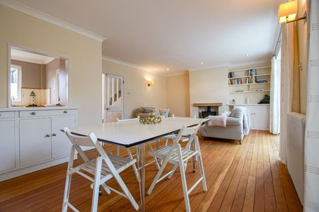 Situated in the highly sought-after coastal village of Bosham, West Sussex, this charming three-bedroom semi-detached house offers a welcoming blend of comfort and practicality - Photo 5