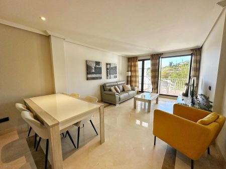 Apartamento planta baja en alquiler en Los Arqueros, Benahavis - Photo 3