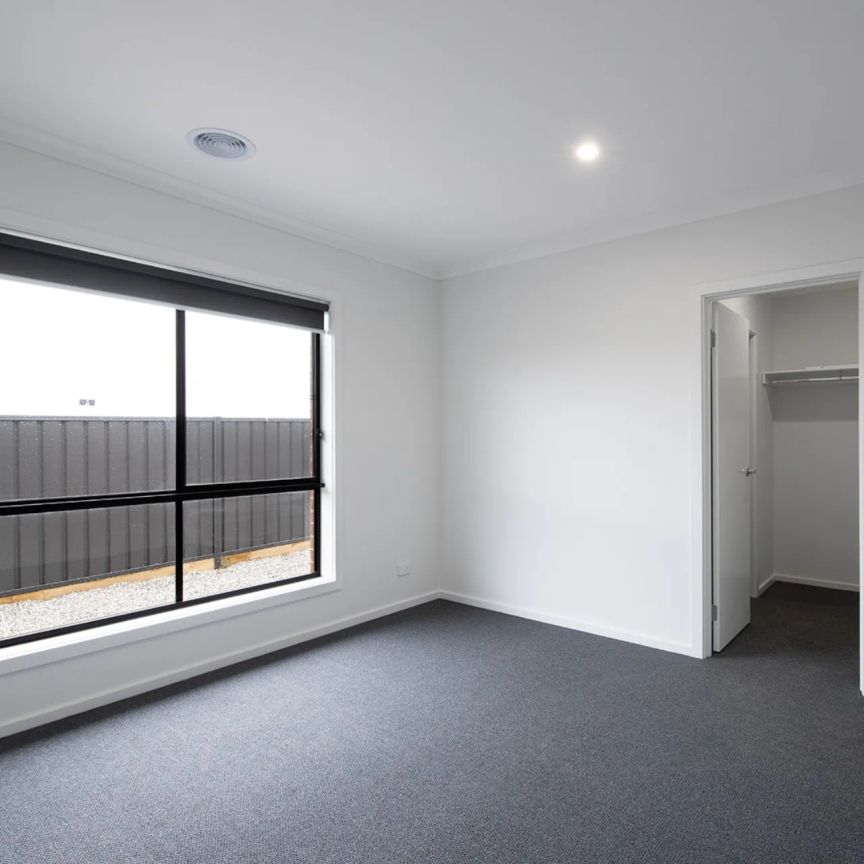 Modern home, offering comfortable living with low maintenance - Photo 1