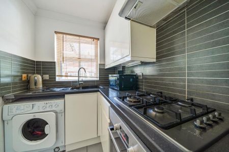 3 bedroom end of terrace house to rent - Photo 3