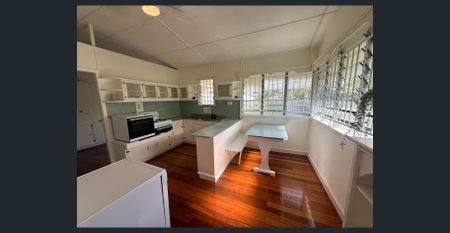 Queenslander Home located in lovely Crawford Road! - Photo 4