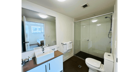 HIGHLY SOUGHT AFTER EXECUTIVE STYLE APARTMENT LOCATED IN THE CENTRE OF TOWN . - Photo 3