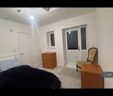 1 bedroom in a house share to rent - Photo 6