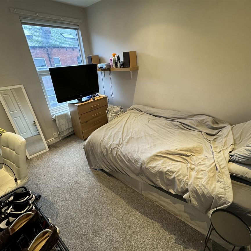 Newport Mount, Burley, LS6 3DB, Leeds - Photo 1