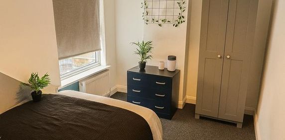 1 bedroom in a house share to rent - Photo 2