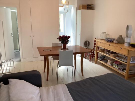 A modern self-contained studio apartment with double bed, en-suite bathroom and fully equipped kitchen in Kew, South west London . The studio has its own separate entrance, courtyard garden and a parking space available . - Photo 1