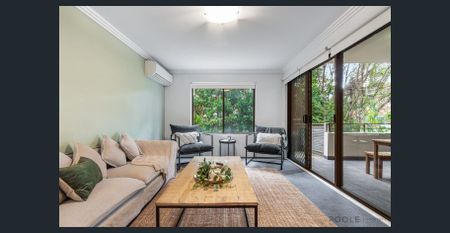 Modern Two-Storey Apartment with Private Yard – A Rare Find! - Photo 5