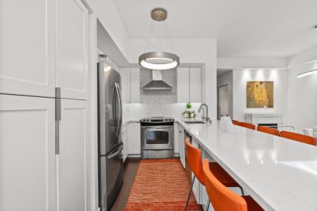 Toronto Furnished Townhouse for Rent - Stunning 2 Bedroom, 3 Bath with City Views and Multi-Level Design - Photo 4