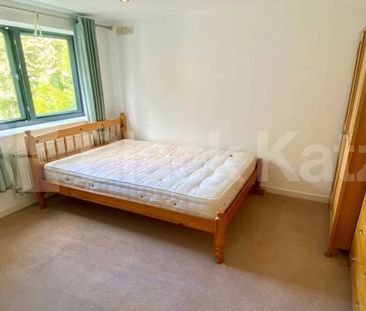 Superbly located, with parking, communal gardens & bicycle storage - Photo 4