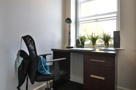 1 bedroom in a flat share to rent - Photo 3