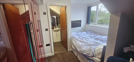 6 Bed - 14 Ash Road, Headingley, Leeds - LS6 3HD - Student - Photo 3