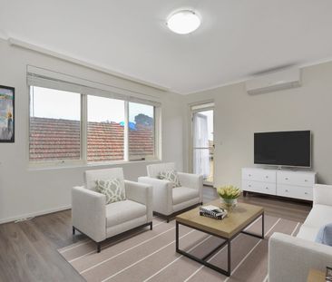 Spacious Refurbished Two Bedroom Apartment With Balcony - Photo 1