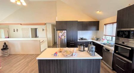 Beautiful 4 Bedroom House in Blockhouse Bay - Photo 5