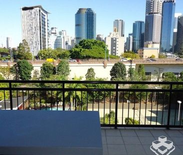 Furnished Penthouse Loft Apartment - Fantastic Views. - Photo 4