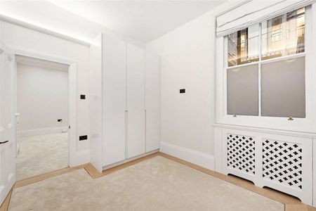 Exceptionally refurbished period apartment within a highly desirable mansion block in the heart of Westminster. 2 bedrooms, 1 bathroom, porter and lift. - Photo 3