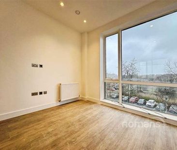 Roop House, Fleet, Hampshire, GU51 - Photo 5