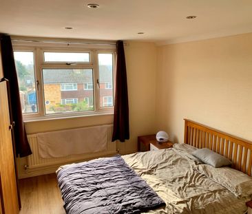 3 Bed Semi-Detached House, Tintern Crescent, RG1 - Photo 4