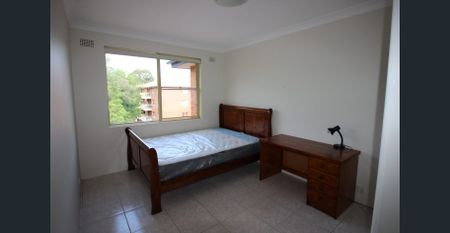 Fully Furnished Big Bedroom in 2 Bed unit for single mature lady - Photo 4