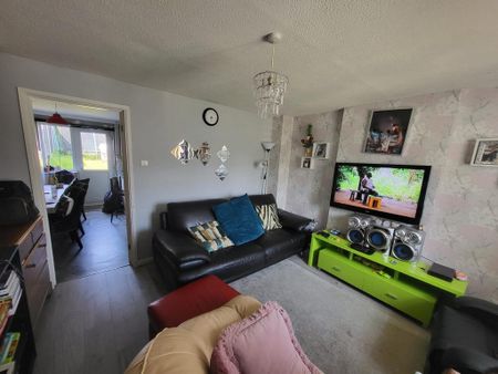 3 bedroom end of terrace house to rent - Photo 2