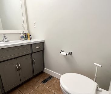 4 Bed + Den Gorgeous Home For Rent In Langley. - Photo 2