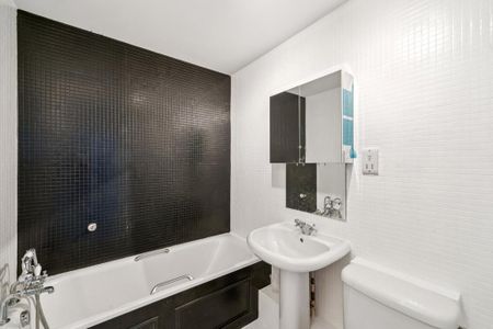 3 bedroom flat to rent - Photo 3