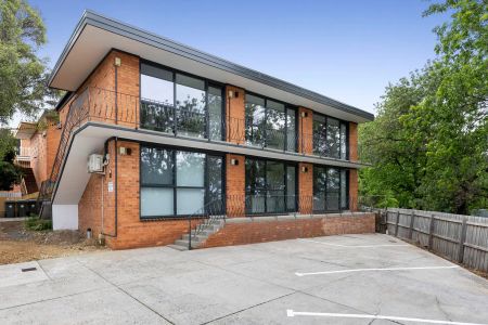 “Beautifully Refurbished Top-Floor Apartments” - Photo 5