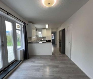 The Cobbins, Waltham Abbey, EN9 - Photo 1