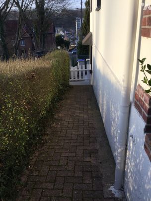 Agréable maison de ville jumelée d'un côté avec jardin garage et places de stationnement privées - Photo 1