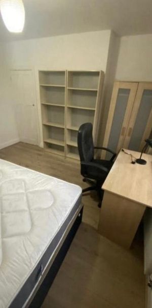 4 bedroom flat share to rent - Photo 1