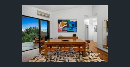 Wow factor here! 4 Bedrooms, pool, rumpus and views! - Photo 3