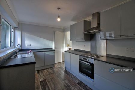 2 bedroom semi-detached house to rent - Photo 4