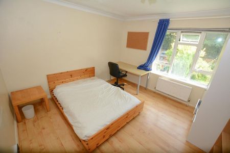 4 bedroom semi-detached house to rent - Photo 5