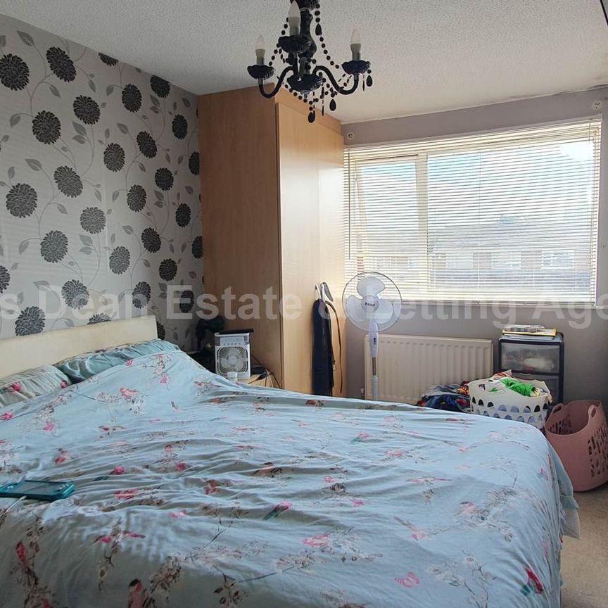 Three bedroom Family Home - Photo 1