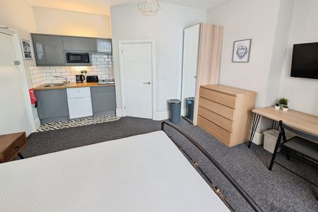 Morris Road, SO15 - Photo 3