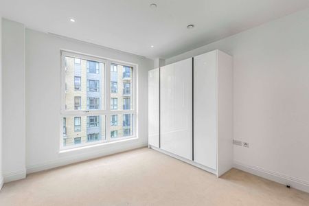 Immaculate three bedroom riverside apartment with balconies and underground parking - Photo 2